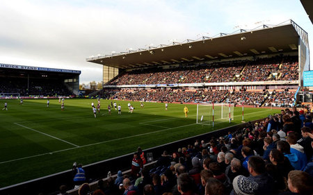 可能出现发动机故障 美联航一飞机紧急降落.